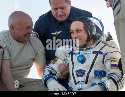 Zhezkazgan, Kasachstan. 3 Jun, 2018. Roskosmos Kosmonaut Anton Shkaplerov wird aus dem Sojus MS-07 Raumschiff geholfen, kurz nachdem Sie mit Expedition 55 Crew Mitglieder Juni 3, 2018 in der Nähe von Zhezkazgan, Kasachstan gelandet. Anton Shkaplerov von Roskosmos, Scott Kribbeln der NASA, und Norishige Kanai der Japan Aerospace Exploration Agency zurückgekehrt, nach 168 Tagen im All der Internationalen Raumstation an Bord. Credit: Planetpix/Alamy leben Nachrichten Stockfoto