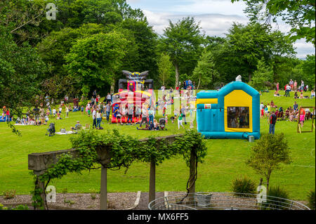 Bantry, Irland. 3. Juni 2018. Die West Lodge Hotel in Bantry hielt einen roten Kopf Festival in Bantry über das Wochenende, die war gut besucht. Credit: Andy Gibson/Alamy Leben Nachrichten. Stockfoto