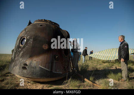 Zhezkazgan, Kasachstan. 3 Jun, 2018. Russische Such- und Rettungsmannschaften Eintreffen an der Sojus MS-07 Raumschiff kurz nachdem er mit Expedition 55 Crew Mitglieder Juni 3, 2018 in der Nähe von Zhezkazgan, Kasachstan gelandet. Anton Shkaplerov von Roskosmos, Scott Kribbeln der NASA, und Norishige Kanai der Japan Aerospace Exploration Agency zurückgekehrt, nach 168 Tagen im All der Internationalen Raumstation an Bord. Credit: Planetpix/Alamy leben Nachrichten Stockfoto