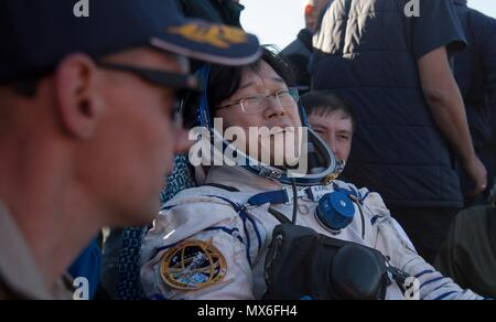 Zhezkazgan, Kasachstan. 3 Jun, 2018. Japan Aerospace Exploration Agency (JAXA) astronaut Norishige Kanai ruht in einem Stuhl außerhalb der Sojus MS-07 Raumschiff kurz nachdem er mit Expedition 55 Crew Mitglieder Juni 3, 2018 in der Nähe von Zhezkazgan, Kasachstan gelandet. Anton Shkaplerov von Roskosmos, Scott Kribbeln der NASA, und Norishige Kanai der Japan Aerospace Exploration Agency zurückgekehrt, nach 168 Tagen im All der Internationalen Raumstation an Bord. Credit: Planetpix/Alamy leben Nachrichten Stockfoto