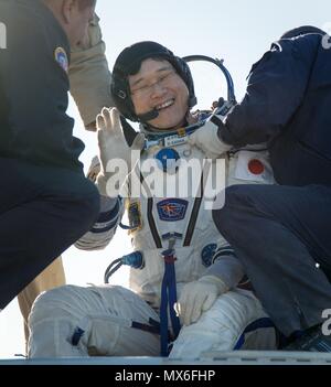 Zhezkazgan, Kasachstan. 3 Jun, 2018. Japan Aerospace Exploration Agency (JAXA) astronaut Norishige Kanai wird aus dem Sojus MS-07 Raumschiff geholfen, kurz nachdem Sie mit Expedition 55 Crew Mitglieder Juni 3, 2018 in der Nähe von Zhezkazgan, Kasachstan gelandet. Anton Shkaplerov von Roskosmos, Scott Kribbeln der NASA, und Norishige Kanai der Japan Aerospace Exploration Agency zurückgekehrt, nach 168 Tagen im All der Internationalen Raumstation an Bord. Credit: Planetpix/Alamy leben Nachrichten Stockfoto