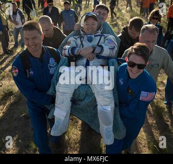 Zhezkazgan, Kasachstan. 3 Jun, 2018. NASA-Astronaut Scott Tingle ist zu einem medizinischen Zelt von NASA-Astronaut Kjell Lindgren durchgeführt, Links, und der NASA Public Affairs Officer Gary Jordan, rechts, nach der Landung in der Sojus MS-07 Raumschiff Juni 3, 2018 in der Nähe von Zhezkazgan, Kasachstan. Anton Shkaplerov von Roskosmos, Scott Kribbeln der NASA, und Norishige Kanai der Japan Aerospace Exploration Agency zurückgekehrt, nach 168 Tagen im All der Internationalen Raumstation an Bord. Credit: Planetpix/Alamy leben Nachrichten Stockfoto