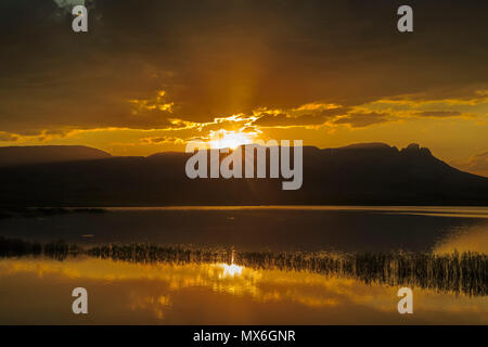 Sonnenuntergang über Sägezahn Grat über nilan Stausee in der Nähe von Augusta, Montana Stockfoto