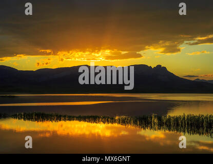 Sonnenuntergang über Sägezahn Grat über nilan Stausee in der Nähe von Augusta, Montana Stockfoto