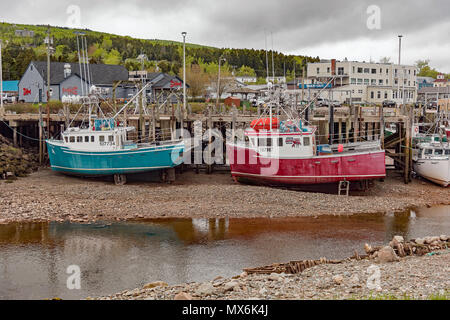 Alma, New Brunswick Hummer Fischerboote im Hafen bei Ebbe in der Bucht von Fundy. Stockfoto