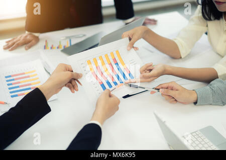 Start Geschäft Leute Treffen der Gruppe, Junge kreative Mitarbeiter Team arbeiten und diskutieren neue Plan Projekt in Büro, Unternehmer, Brainstorming, Stockfoto