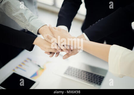 Nahaufnahme, Ansicht von oben Young Business Menschen die Hände zusammen. Stapel von Händen. Einheit und Teamarbeit Konzept. Stockfoto