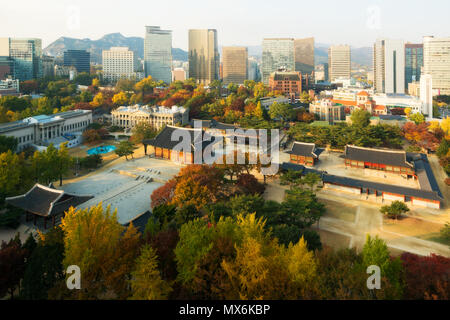 Deoksugung Palast und Stadt Seoul im Herbst Jahreszeit in Seoul, Südkorea. Stockfoto