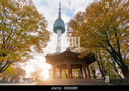 Seoul Tower mit gelben und roten Herbst Ahorn Blätter am Namsan Berg in Südkorea. Stockfoto