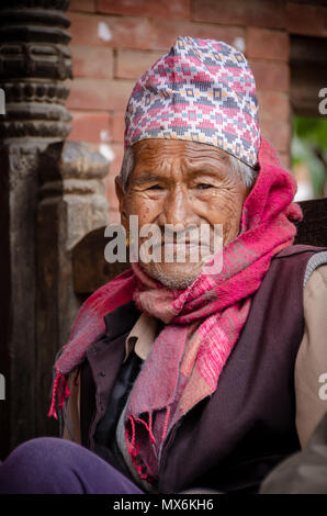 Ältere Menschen tragen traditionelle Dhaka Topi headwear aus Bhaktapur, Nepal Stockfoto