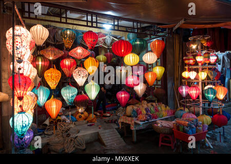 Bunte Seide Laternen in Hoi An Altstadt. Royalty hochwertige Lager Bild von sehr viel Laterne für den Verkauf und die Dekoration in Hoi An Stockfoto