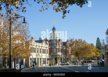 FREMANTLE, AUSTRALIEN - Mai 8, 2018; Gebäude und Straßen im kommerziellen Zentrum von Fremantle mit Mediterannen Reederei Gebäude an der Ecke. Stockfoto