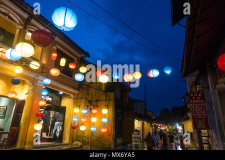 Bunte Seide Laternen in Hoi An Altstadt. Royalty hochwertige Lager Bild von sehr viel Laterne für den Verkauf und die Dekoration in Hoi An Stockfoto