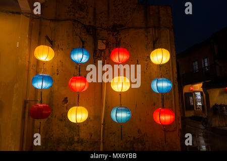 Bunte Seide Laternen in Hoi An Altstadt. Royalty hochwertige Lager Bild von sehr viel Laterne für den Verkauf und die Dekoration in Hoi An Stockfoto