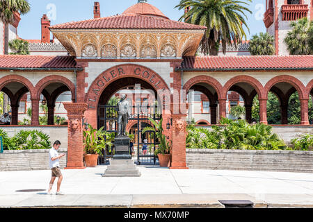 St. Augustine, USA - 10. Mai 2018: Flagler College mit Schüler Mann touristische Besucher reisen Person zu Fuß durch Florida Architektur, berühmte Statue in Hi Stockfoto