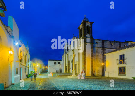 Abendlicher Blick von Unserer Lieben Frau von der Lagune Kirche und Direita Straße, in Monsaraz, Portugal Stockfoto