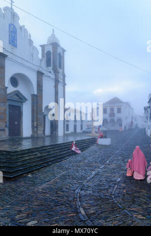 Sonnenaufgang Blick von Unserer Lieben Frau von der Lagune Kirche, in Monsaraz, Portugal Stockfoto