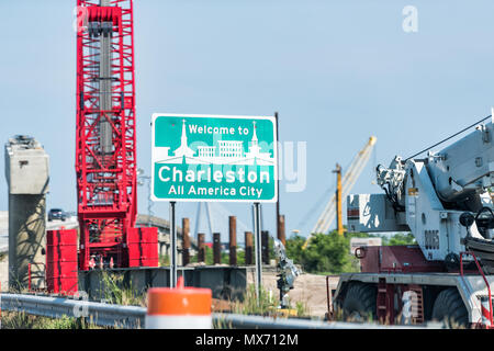 Charleston, USA - 12. Mai 2018: Willkommen in ganz Amerika Stadt grüne Zeichen auf Autobahn Straße Straße von industriellen Bau städtischer Gebäude Kran, in Sout Stockfoto