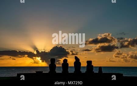 Dramatische bunte orange Sonnenuntergang und Sonnenblitz Licht mit Ahu Moai Silhouetten, Tahai, Osterinsel, Rapa Nui, Chile Stockfoto