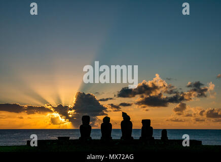 Dramatische bunte orange Sonnenuntergang und Sonnenblitz Licht mit Ahu Moai Silhouetten, Tahai, Osterinsel, Rapa Nui, Chile Stockfoto