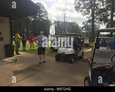 Steve Reedy, Whispering Pines Golf Course Manager, Slips Golfer auf die Regeln des Turniers 29. April 2017, auf Air Force Base in Columbus, Mississippi.  Dies war das letzte Turnier in der 75-jährigen Geschichte der Whispering Pines Golf Course.  Während der Golfplatz geschlossen ist, bleibt das Café geöffnet 10:00-14:00 Dienstag - Freitag und Fußballgolf ist jetzt frei. Stockfoto