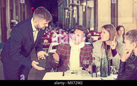 Unzufriedene Menschen Unmut zum Ausdruck bringen Essen und schlechter Service, Restaurant Manager Stockfoto