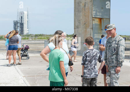 Brig. Gen. Wayne Monteith, 45th Space Wing Commander, spricht mit Flieger und ihrer Familienangehörigen, sich im Apollo 1 Pad während der 2017 Cape Family Day, April 29, 2017, der Cape Canaveral Air Force Station, Fla. Die Tour abgeschlossen am Apollo 1 Pad bei Launch Complex 34, wo die Besucher in der Lage waren, die von der Tragödie, die das Leben von drei amerikanische Astronauten geltend zu bereisen. Stockfoto