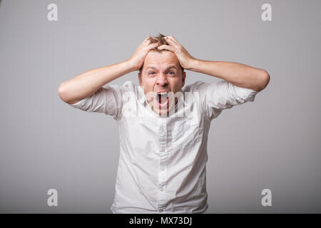 Kaukasische Mann laut schreien. Stockfoto