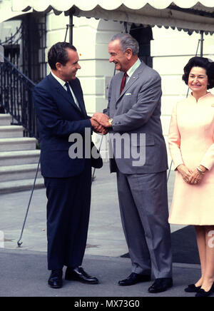 Washington, DC 1968/11/10 Präsident Nixon Visits Präsident Johnson im Weißen Haus vor der Einweihung im November 1968 Fotografien von Dennis Brack BS B 13. Stockfoto