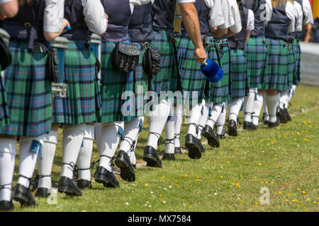 Cornhill, Schottland - 02 Jun 2018: Eine Pipe Band Marching auf das Feld an den Highland Games in Cornhill, Schottland. Stockfoto