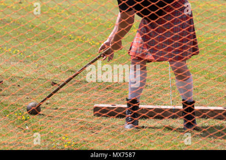 Cornhill, Schottland - 02 Jun 2018: ein Wettbewerber über die zum Durchführen des Hammers an der Highland Games in Cornhill, Schottland werfen. Stockfoto