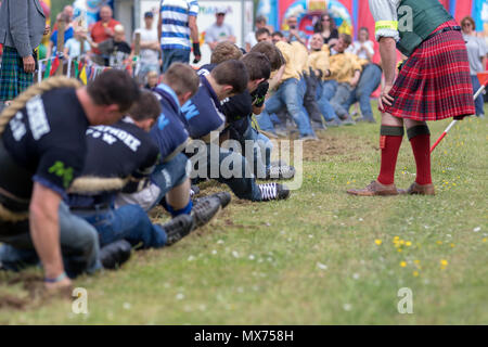 Cornhill, Schottland - 02 Jun 2018: Tauziehen bei den Highland Games in Cornhill, Schottland. Stockfoto