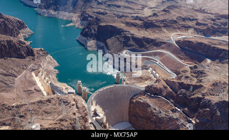 Der Hoover Dam, zwischen Nevada und Arizona, vom Hubschrauber gesehen. Stockfoto