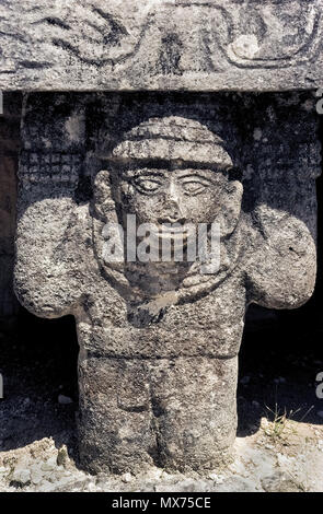 Dies ist eine Nahaufnahme einer der alten steinernen Statuen geschnitzt von Mayas, einen Altar im Tempel der Krieger halten an der archäologischen Stätte von Chichen Itza auf der Halbinsel Yucatan in Mexiko. Chichen Itza war einer der größten Maya Städte in präkolumbischen Zeiten und ist heute ein UNESCO-Weltkulturerbe und großen Mexikanischen touristische Attraktion. Historisches Foto. Stockfoto