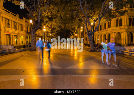 Wandern auf dem Paseo del Prado in der Nacht, der Promenade Promenade in Havanna, Kuba Stockfoto