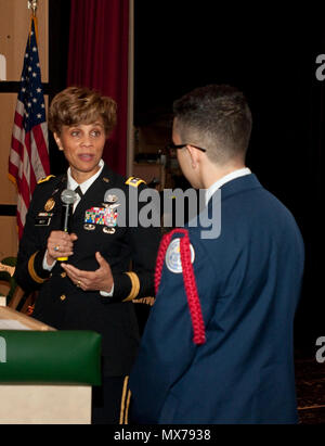 .S. Armee Generalleutnant Nadja West, US-Armee Surgeon General und Kommandant, U.S. Army Medical Command, beantwortet eine Frage von Brentwood High School Sophomore und Luftwaffe Junior ROTC Cadet Ahmad Perez an einer Schule in Brentwood Weiler, Islip, New York, 2. Mai 2017. West wurde eingeladen, an der Schule zu sprechen, nachdem Perez schickte ihr eine E-Mail mehr über eine Karriere in der Medizin zu erlernen. Stockfoto