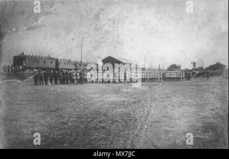 . Englisch: Dmitriev (Dmitriev-Lgovsky) Bahnhof (Bryansk - lgov Linie der Мoscow - Kiev-Voronezh Railway) Platz im Anfang des XX Jahrhunderts. Сivil Diener der Dmitriev vor Ankunft des Großfürsten Michael Alexandrowitsch Russlands. Русский: Площадь Привокзальная Дмитриев станции (Дмитриев - Льговский) Брянско - Льговского пути Московско - Киевско - Воронежской железной дороги в начале века ХХ. Перед Дмитриевские чиновники встречей Великого Князя Михаила Александровича. 1901. Фотограф неизвестен (Unbekannt) 165 Dmitriev Bahnhof Alte (quadratisch) Stockfoto