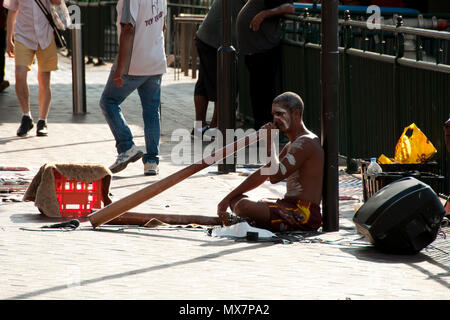 SYDNEY, Australien - 4 April 2018: Aboriginal Mann spielt das Didgeridoo in iconic Circular Quay area Stockfoto