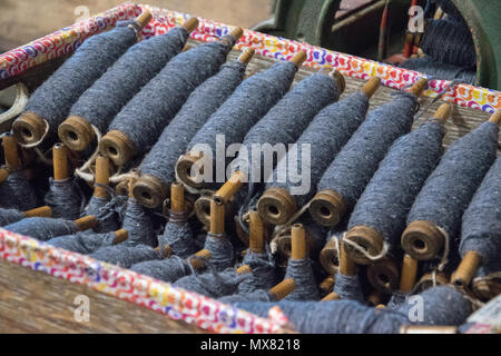 Box von Spulen mit navy blue Stränge Garn. Benutzerdefinierte Woollen Mills, Carstairs, Alberta Stockfoto