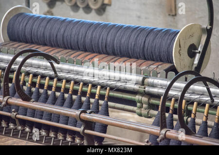 In langen Entwurf Flyer spinning Stränge auf Spulen. Benutzerdefinierte Woollen Mills, Carstairs, Alberta. Stockfoto