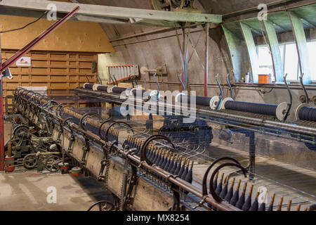 In langen Entwurf Flyer spinning Stränge auf Spulen. Benutzerdefinierte Woollen Mills, Carstairs, Alberta. Stockfoto