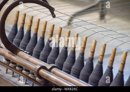 In langen Entwurf Flyer spinning Stränge auf Spulen. Benutzerdefinierte Woollen Mills, Carstairs, Alberta. Stockfoto