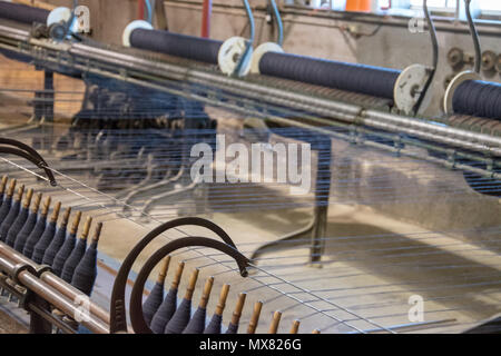 In langen Entwurf Flyer spinning Stränge auf Spulen. Benutzerdefinierte Woollen Mills, Carstairs, Alberta. Stockfoto