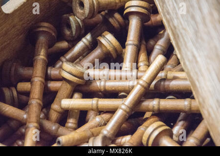 Box von Spulen für eine Motion Spinnmaschine. Benutzerdefinierte Woollen Mills, Carstairs, Alberta. Stockfoto