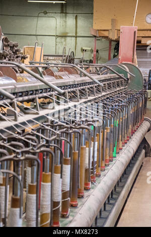 Kammgarne sponnen auf Spinnrahmen unter konstanter Spannung. Custom Woolen Mills, Carstairs, Alberta. Stockfoto