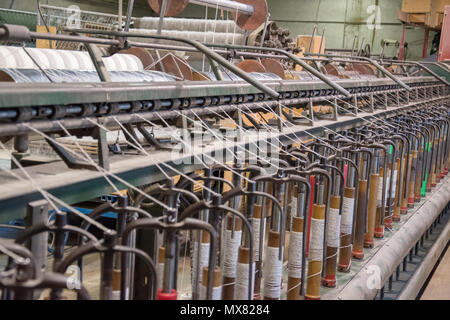 Kammgarne sponnen auf Spinnrahmen unter konstanter Spannung. Custom Woolen Mills, Carstairs, Alberta. Stockfoto