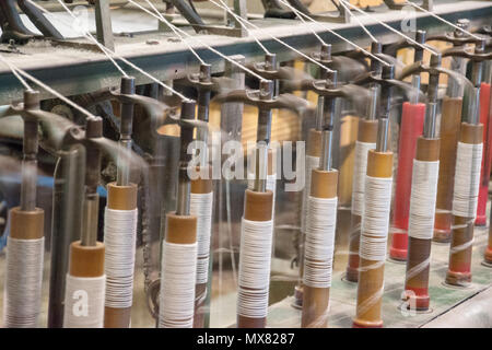 Kammgarne sponnen auf Spinnrahmen unter konstanter Spannung. Custom Woolen Mills, Carstairs, Alberta. Stockfoto