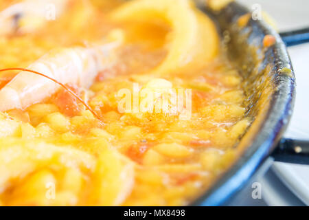 Detailansicht der traditionellen Paella in spanisches Restaurant an der Costa del Sol mit unscharfen Teile Stockfoto