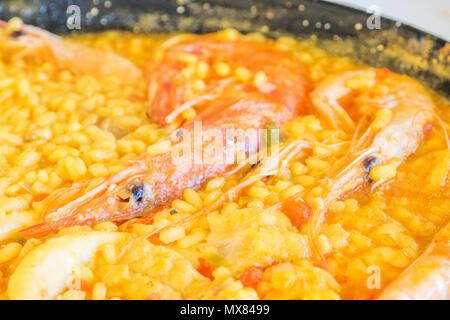 Detailansicht der traditionellen Paella in spanisches Restaurant an der Costa del Sol mit unscharfen Teile Stockfoto