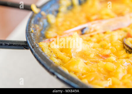 Detailansicht der traditionellen Paella in spanisches Restaurant an der Costa del Sol mit unscharfen Teile Stockfoto